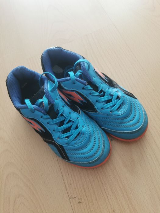 Adidași Lotto fotbal