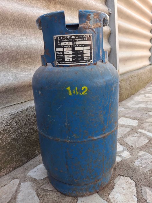 продавам газова бутилка 27 л заредена с газ и готова за употреба