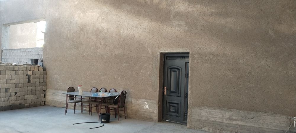 Хишрав балнитса олдида 10сотиклик 2 этажлик куриб битказилмаган ховли