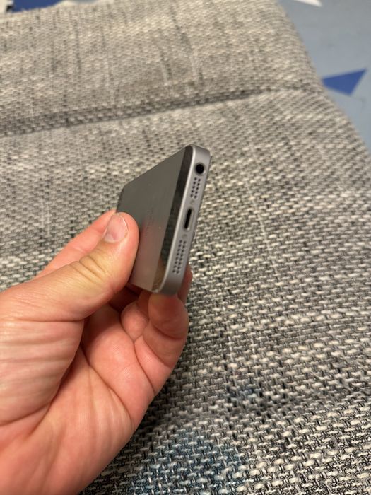 Iphone 5 SE gray 32 gb 84 % baterie impecabil