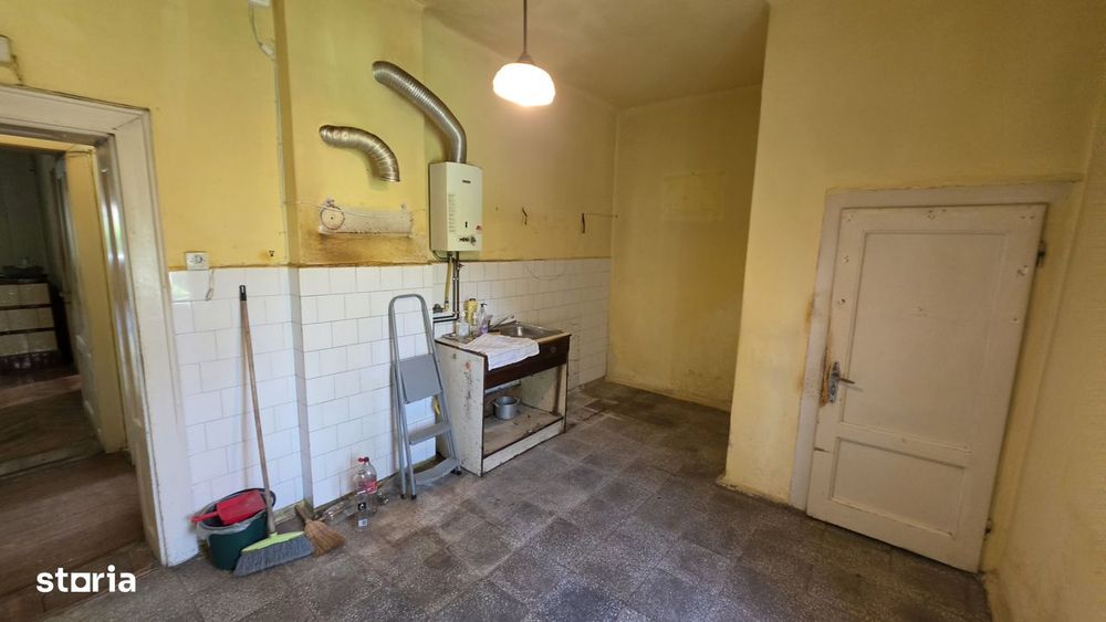 Apartament cu 4 camere , garaj si teren de 420 mp de vanzare zona Sub