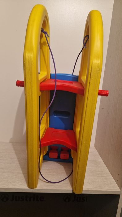 Sanie cu spătar pentru copii mici