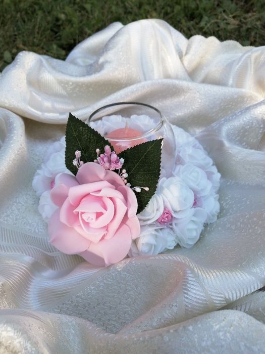 Свещник за декорация в бяло и розаво.