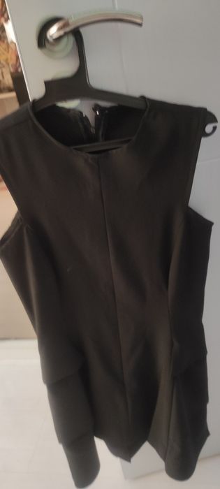 Черна рокля разчупен модел