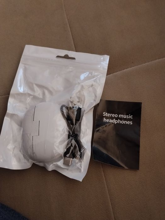 Блутут слушалки чисто нови