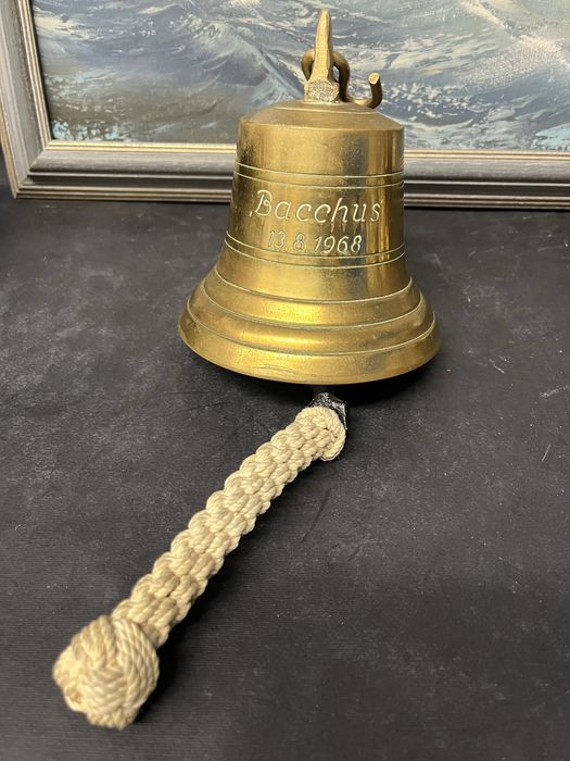 Бронзова,корабна камбана