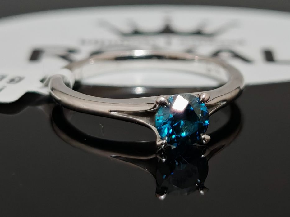 Bijuteria Royal CB : Inel cu DIAMANT albastru, aur alb 18K 2,91 gr 585