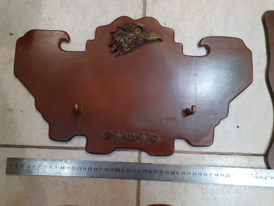 Дървена стойка за стена,за пистолет,нож,кама,кортик и др.