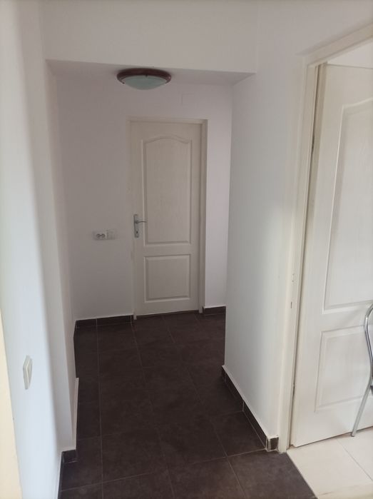 Dau spre închiriere apartament cu o camera 42 m situat pe Calea Turzii lângă benzinaria mol