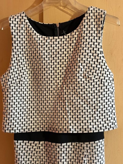 Рокля по тялото в черно и бяло