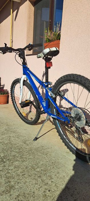 Vand bicicleta pentru copii in varsta de aproximativ 10-12 ani