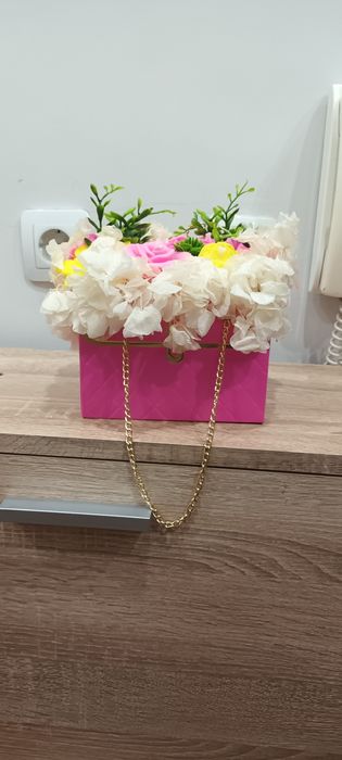 Ароматни свещи във формата на изискана чантичка с цветя.