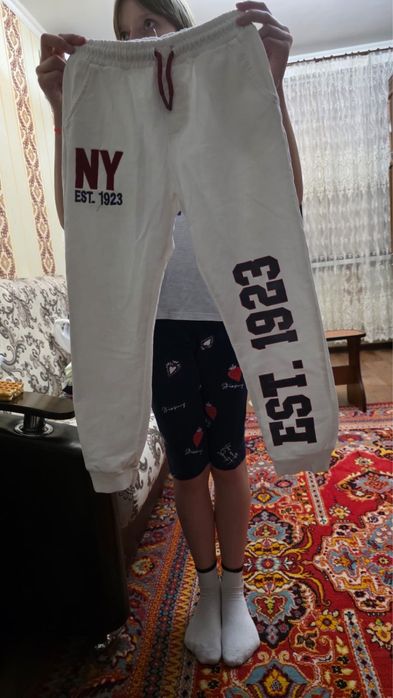 Футболки и штаны на девочку 10-12 лет