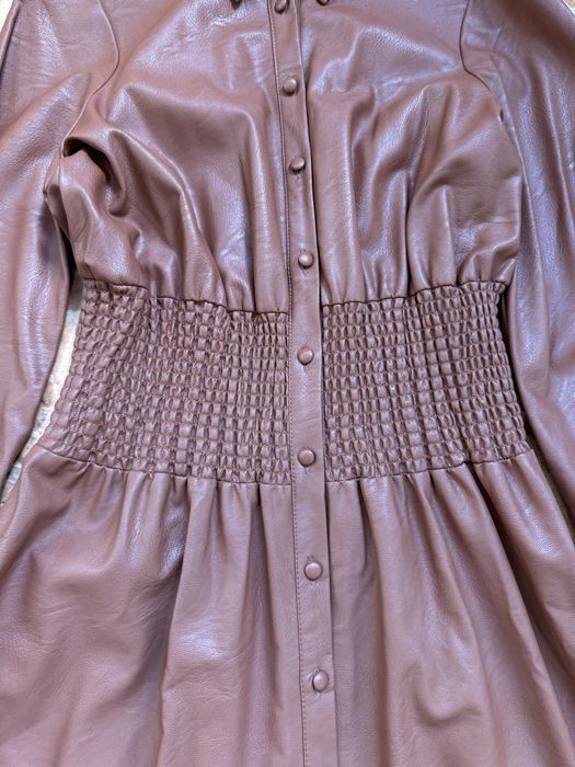 Rochie Asos superba noua cu eticheta. A se vedea in ultima poza a fost atinsa in dulap de un alt articol, se vede fiarte putin.
