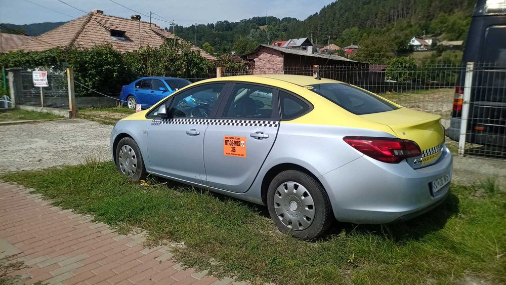 Vând Opel Astra Notchback