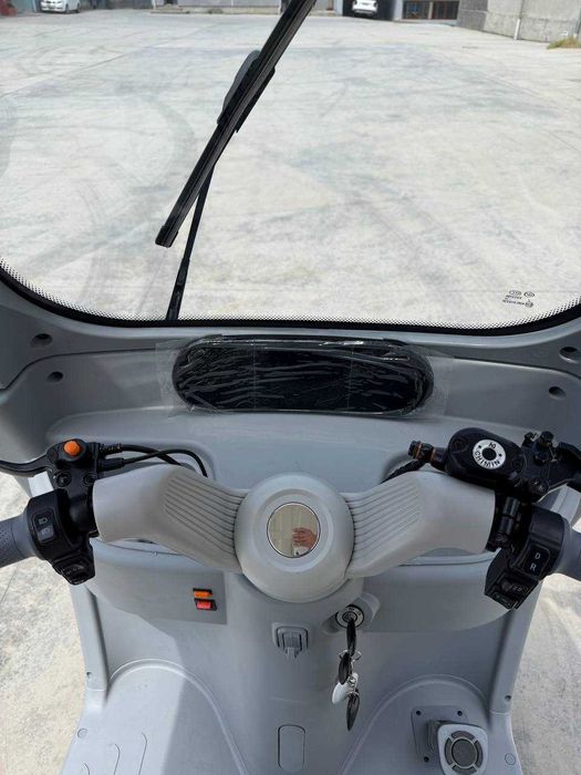 yopiq kabinali uch g‘ildirakli elektr Skuter