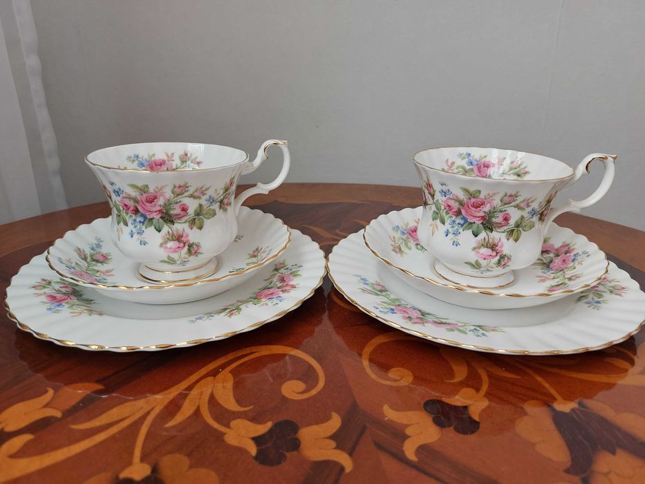 2 trios Royal Albert Moss Rose nefolosite