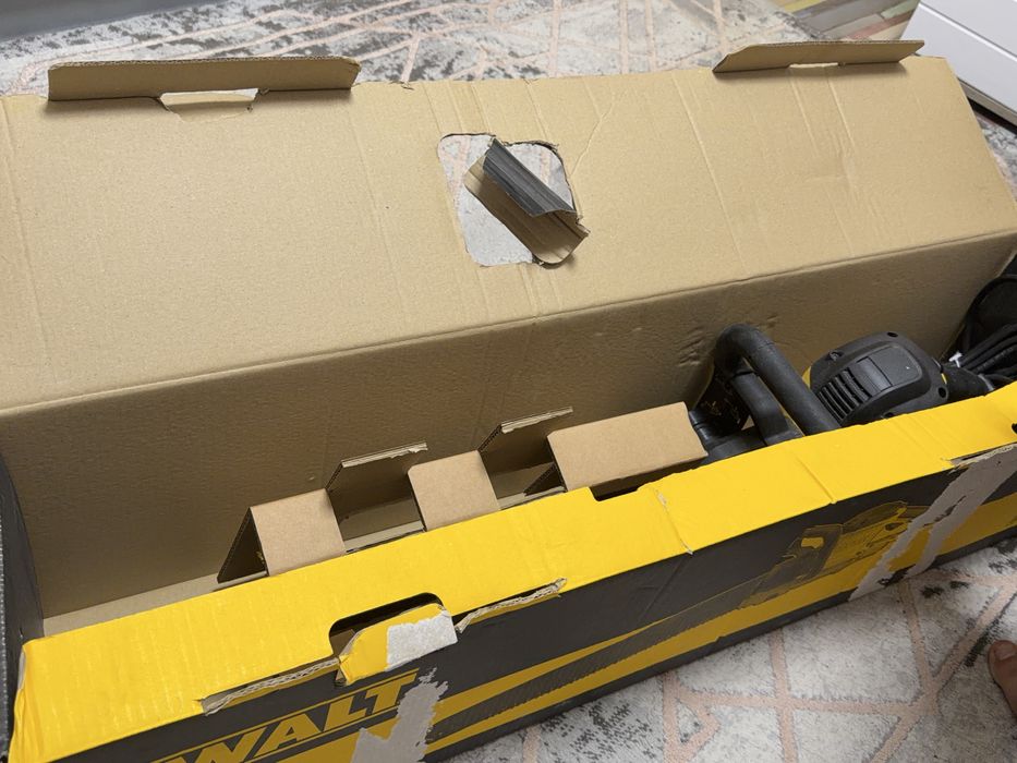 Електрически трион DeWalt DWE399, 1700W, 430мм, тегло 5,5кг