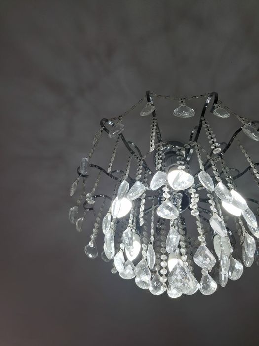 Продам хрустальную люстру.