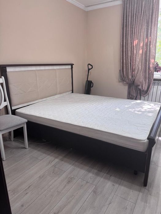 Продам двуспальную кровать с матрасом