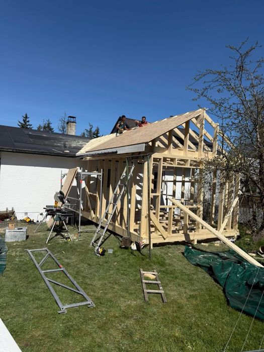 Constructi case la rosu cabane pavaje acoperise etc