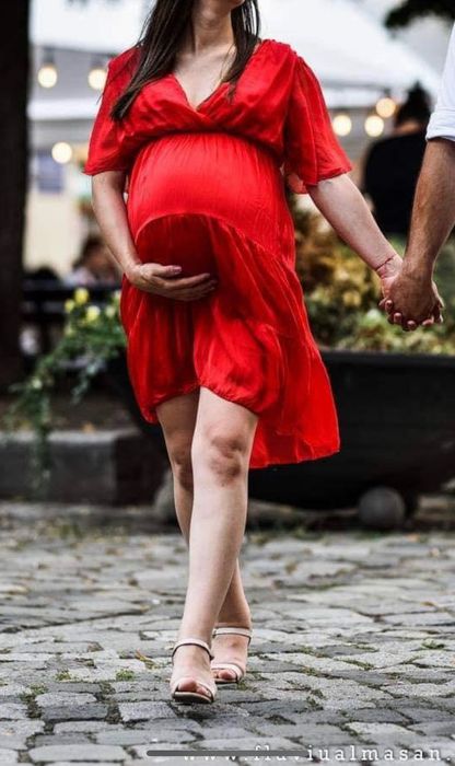 Rochie rosie potrivită și pentru gravide