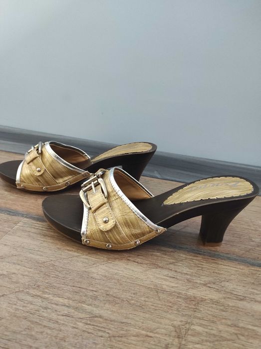 Атрактивни дамски чехли на ток, размер 35/36