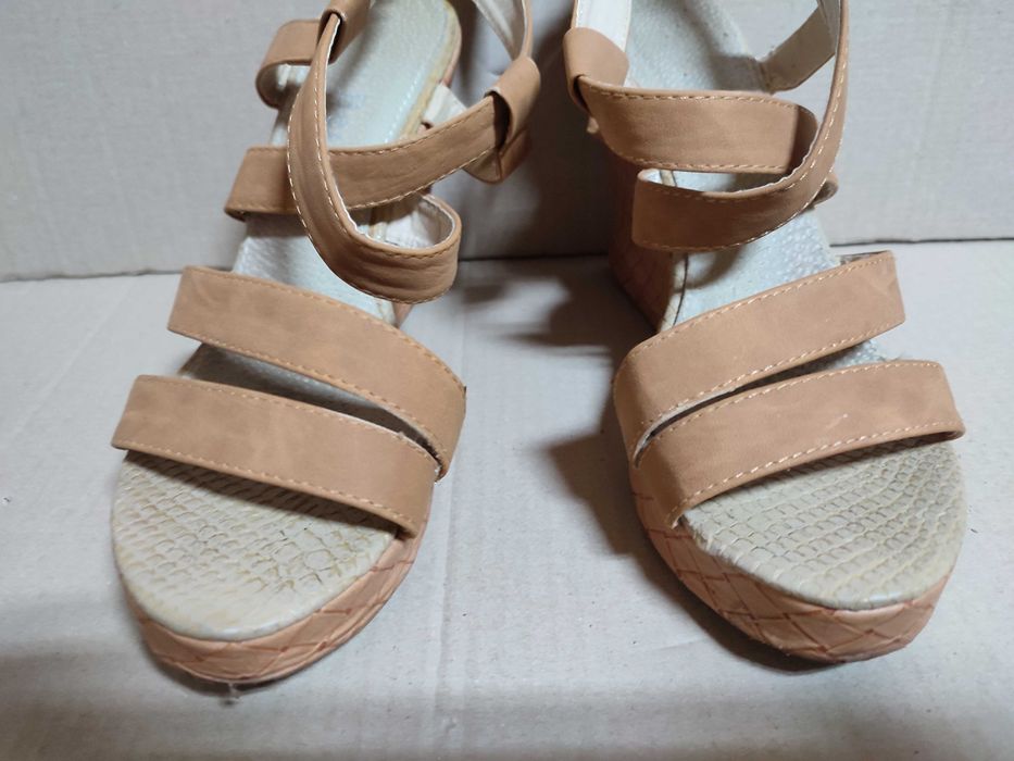 Sandale de dama, maro, stare buna, pret rezonabil.