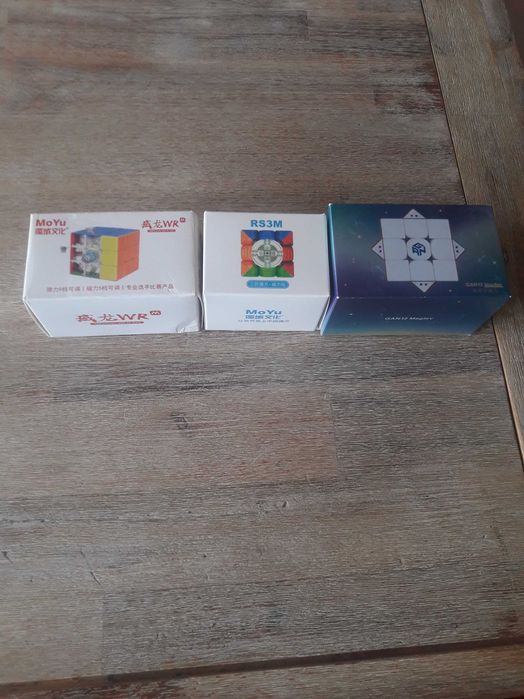 Vand cuburi rubice aprope noi.