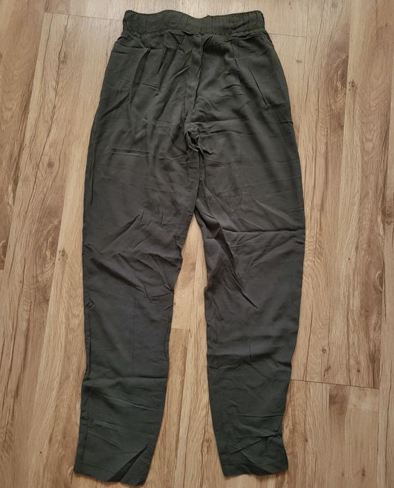 Pantaloni casual kaki, comozi și versatili