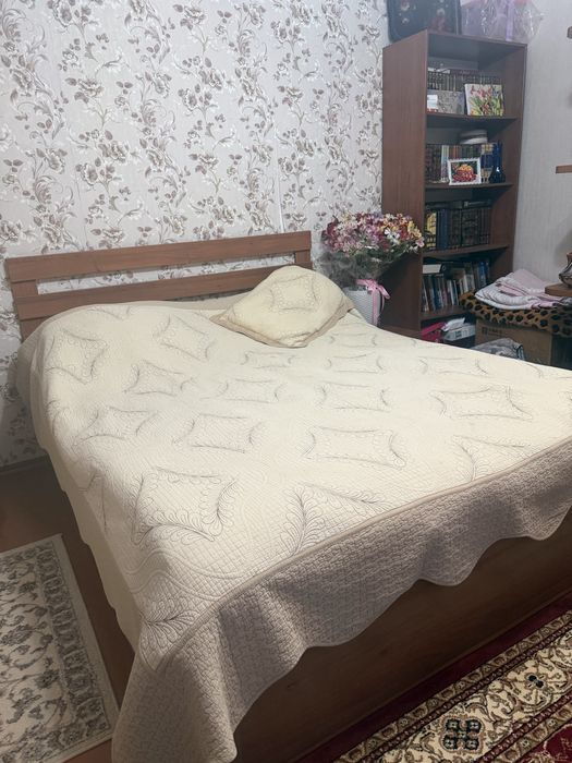 Кровать и одна тумба