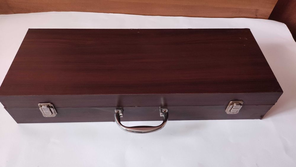 Комплект големи масивни кухненски прибори за готвене в дървен куфар