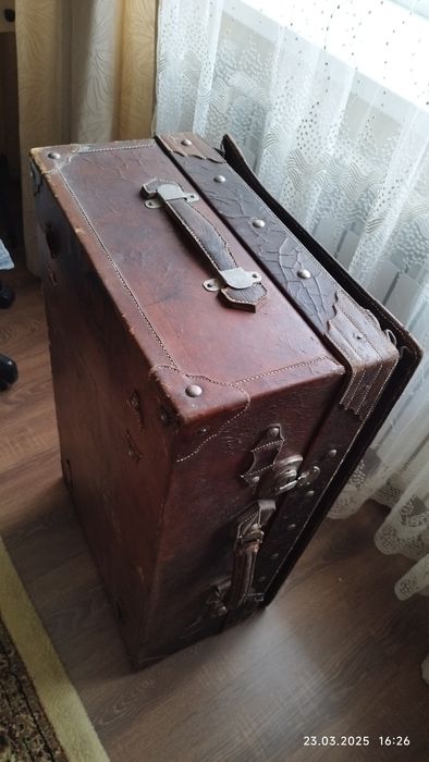 Старинный кожаный чемодан