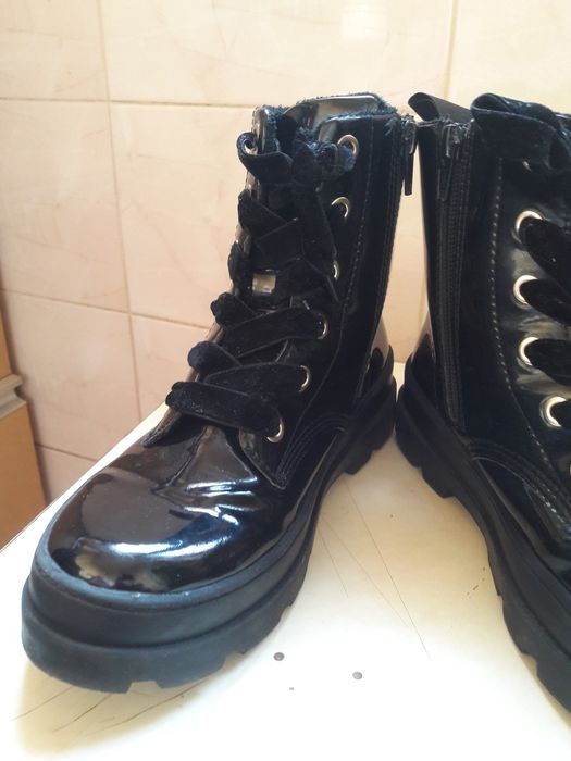 Продаются ботинки.