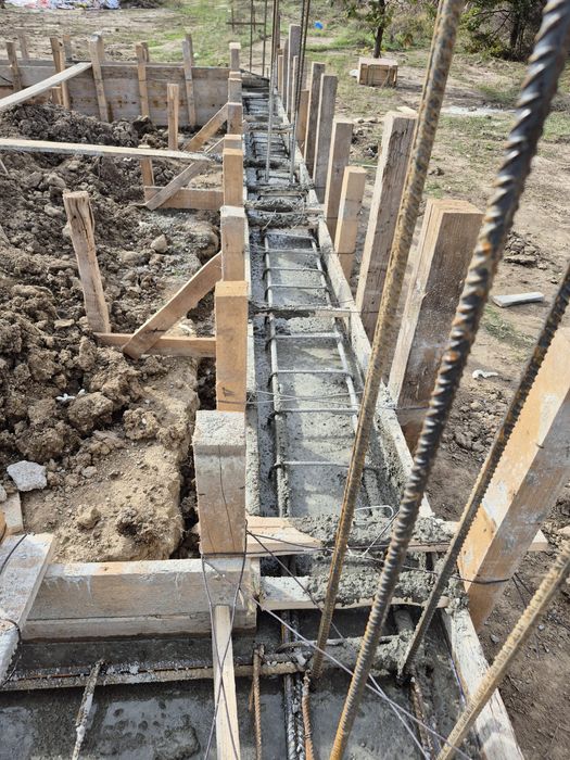 FIRMA DE CONSTRUCTI EXECUTAM  case garduri acoperise