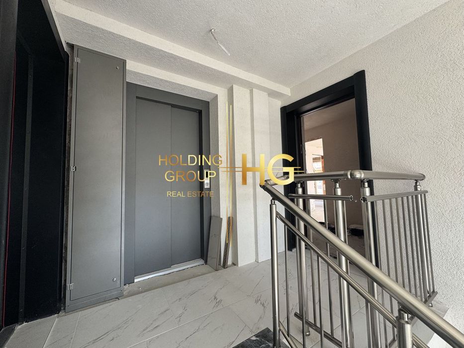 Панораме тристаен под спирка Патриарха