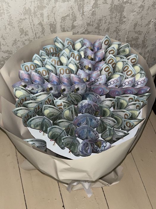 Өтірік ақшалардан жасалған букет