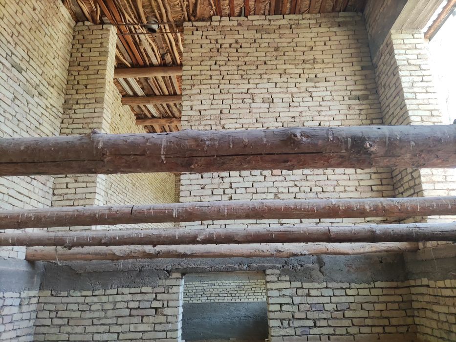 Атрофи уралган ер участка сотилади