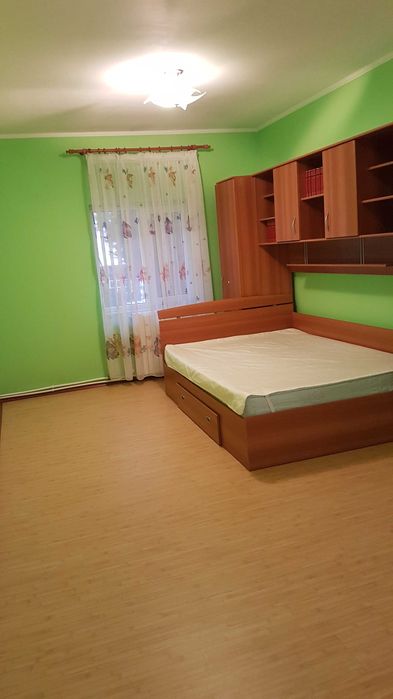 Casă de închiriat: 5 dormitoare, 210 mp, teren de 900 mp