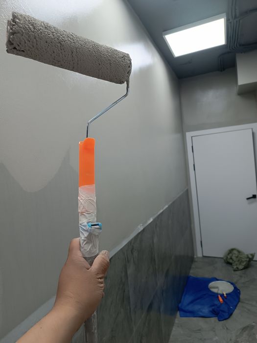 По краска стены.