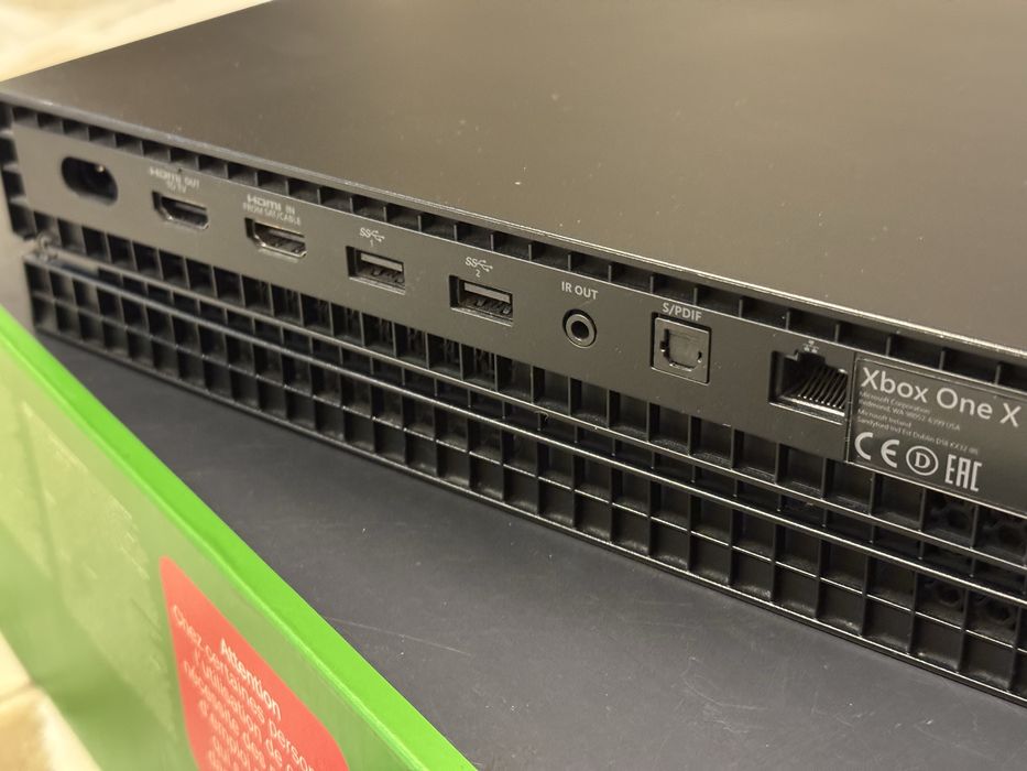 Xbox One X 1TB | 2 controllers