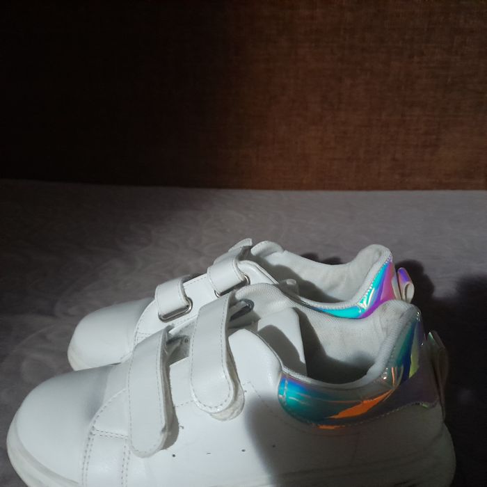 Adidasi albi cu detaliu hografic mar 37