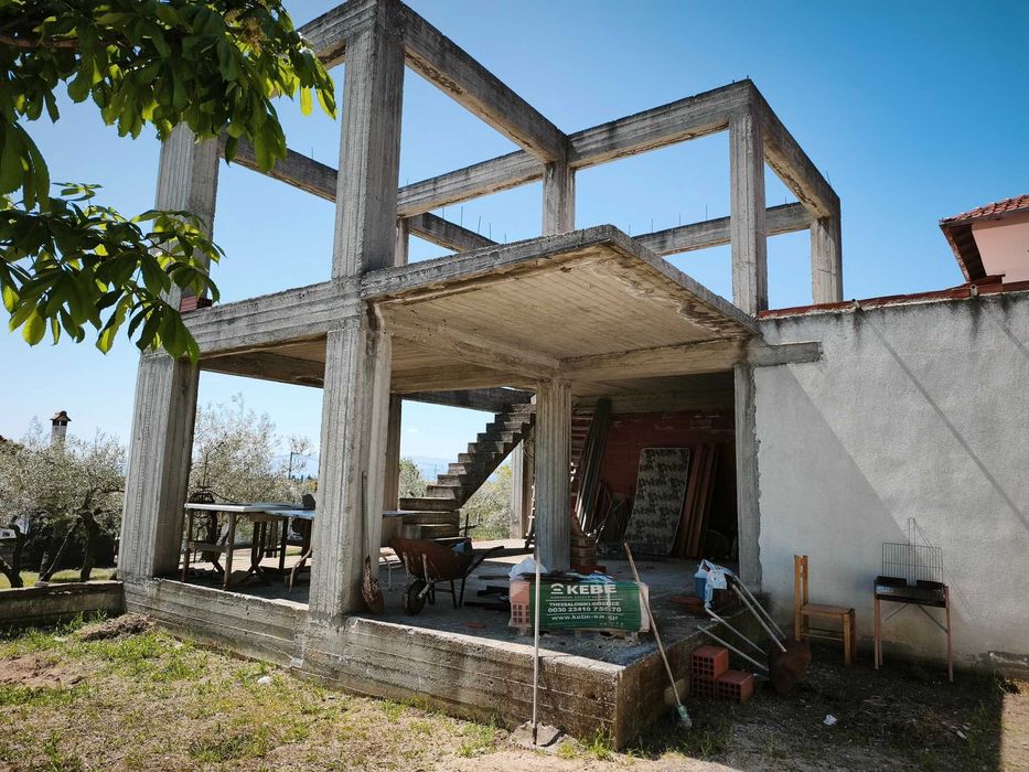 Продава къща 80 м2, апартамент 55 м2, строеж 77 м2, склад 30 м2 с двор 575 м2 в Кердилия, Гърция