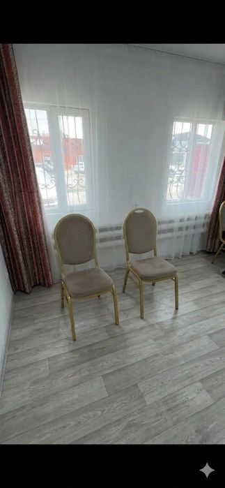 Продам ресторанные стулья(железные) в отличном качестве и столы (4шт)