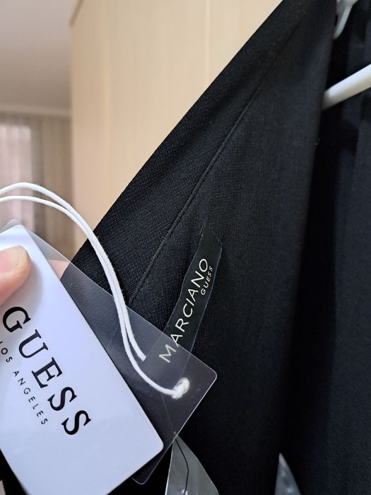 Стилна черна рокля на GUESS