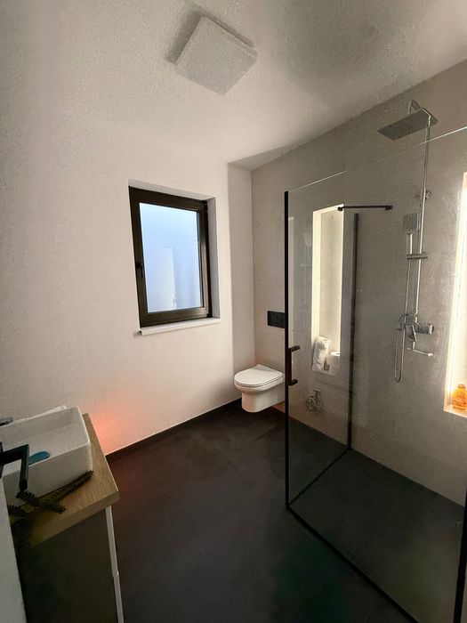 Inchiriez apartament la casa