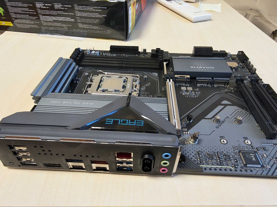 Комплект Gigabyte X870 Eagle WiFi 7 + AMD Ryzen 7 7700x