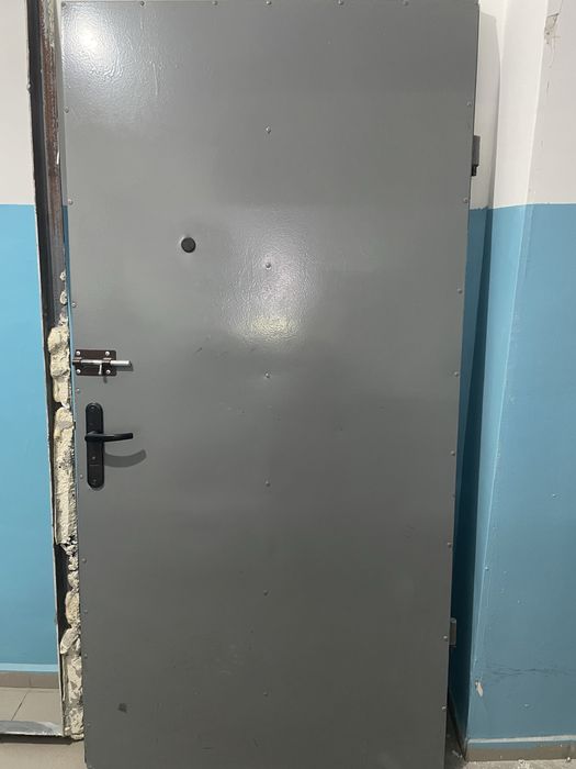 Железная серая дверь.