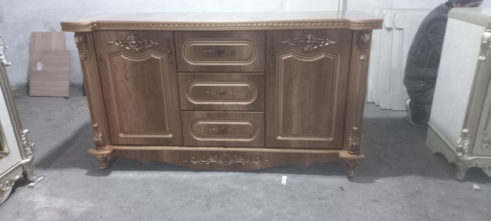 Shoxona uslubda kamod va tosh oynalar