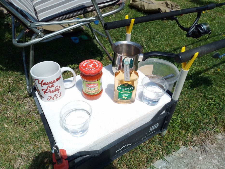 Стойка за фидери със кутий от стериопор за съхранение на захранки и монтажи.